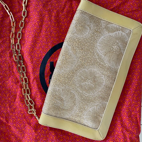 Extremely rare Tory Burch white patent leather and lace double chain bag. - Picture 7 of 8